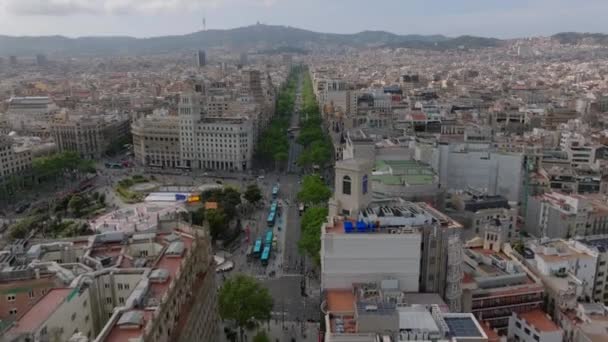 向前飞过宽阔而笔直的林荫大道 露出著名的加泰罗尼亚广场 西班牙巴塞罗那 — 图库视频影像