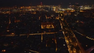 Gece şehrinin üzerinde uç. Tarihi bölge, Placa Reial ve akşam ünlü La Rambla sokağı. Barselona, İspanya.