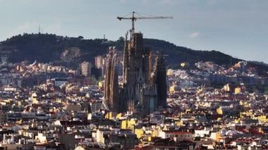 İnşaattaki ünlü katedralin hava sineması görüntüleri. Altın saatte Sagrada Familia. Barselona, İspanya.