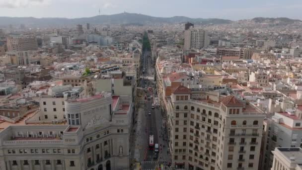 都市のバラの通りに沿って壮大な歴史的建造物の空中ビュー 大都市の都市景観 スペインのバルセロナ — ストック動画