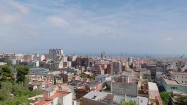Metropolis 'teki yerleşim yerinin hava görüntüleri. Güneşli bir günde şehrin çeşitli çok katlı binaları. Barselona, İspanya.
