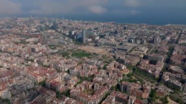 Metropolis 'teki şehir gelişiminin hava panoramik görüntüsü. Konut binaları, modern gökdelen ve deniz kıyıları blokları. Barselona, İspanya.