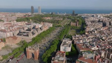 Şehir merkezindeki kamu parklarının hava görüntüleri. Arc de Triomf ve Castell Tres Dragons 'un tarihi simgelerindendir. Arka planda deniz kenarı. Barselona, İspanya.