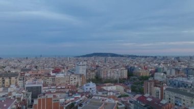 İleri, Metropolis 'in üzerinden uçar. Caddelerde trafik ve şehir merkezlerindeki çeşitli binalar. Barselona, İspanya.