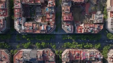 Altın Saati 'nde şehir merkezinin en alt kademesi. Tipik apartman bloklarının üzerinde uç. Barselona, İspanya.