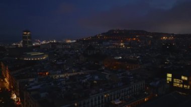 Gece Metropolis 'in havadan yükselen görüntüleri. Büyük şehirde karanlık bir şehir manzarası. Barselona, İspanya.