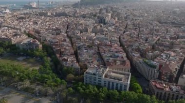Turistik yerleri ve turistik yerleri olan tarihi şehir merkezinin muhteşem panoramik manzarası. Arka planda liman. Barselona, İspanya.