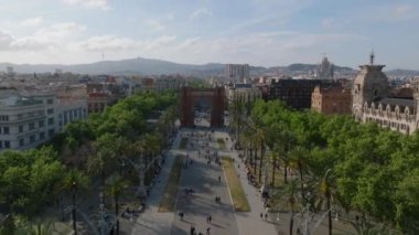 Passeig de Lluis Şirketler Parkı 'nda insanlar tarihi ARC de Triomf' a hayranlıkla bakıyorlar. Barselona, İspanya.