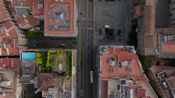 자치구에 건물들이 줄지어서 거리의 사진이다 고대의 랜드마크를 날아다녀 스페인 바르셀로나 — 비디오