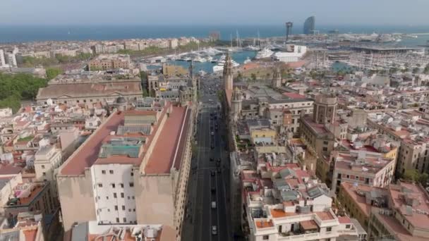 历史城区街道交通的空中全景镜头 豪华游艇停泊在海滨的码头上 西班牙巴塞罗那 — 图库视频影像