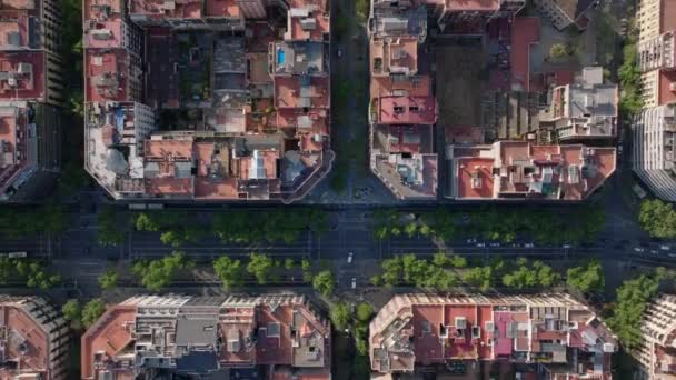 黄金の時間で都市のバラのトップダウンショット 住宅の建物の典型的なブロックの上に飛ぶ スペインのバルセロナ — ストック動画