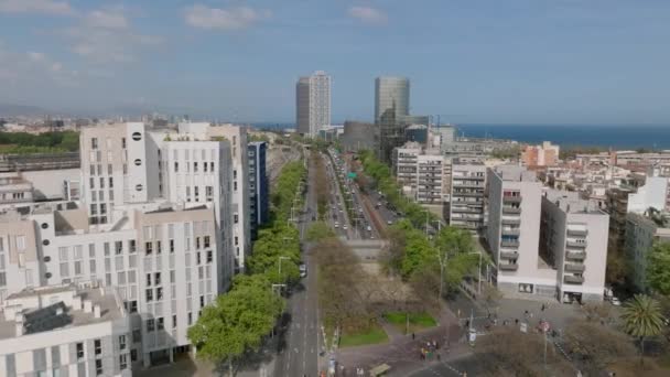 Letecké Záběry Městské Čtvrti Mořském Pobřeží Slunečného Dne Silný Provoz — Stock video