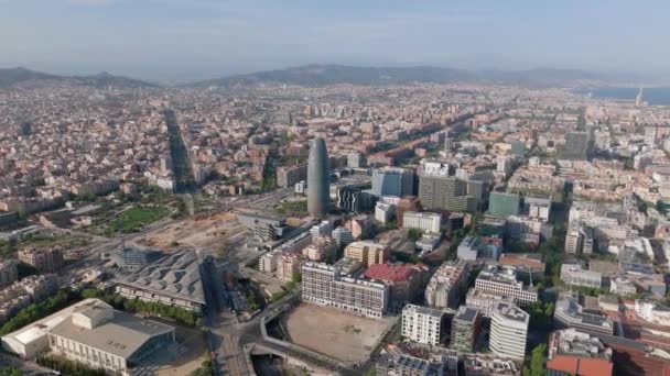 Luftaufnahme Und Schwenkaufnahmen Des Modernen Wolkenkratzers Torre Glories Großstadtbild Goldener — Stockvideo
