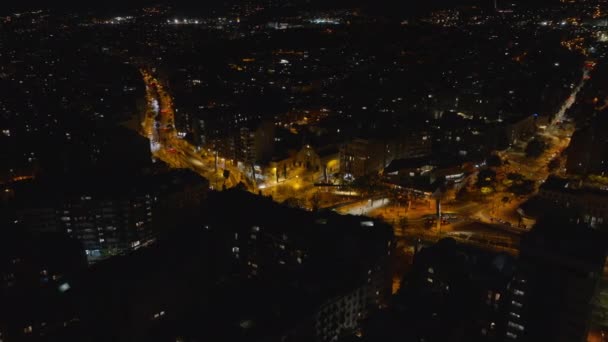 Luftaufnahme Von Wichtigen Straßenkreuzungen Stadtbezirk Fahrzeuge Passieren Kreuzungen Der Nacht — Stockvideo