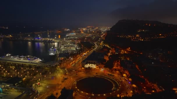 Rıhtım Boyunca Giden Işlek Çok Şeritli Yolun Hava Görüntüleri Gece — Stok video