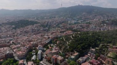 Park Guell ile tepelik La Salut Quell 'in hava panoramik görüntüleri. Yerleşim bölgeleri ve arka plandaki tepedeki TV kulesi. Barselona, İspanya.