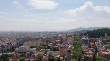 Metropolis 'teki yerleşim bölgelerindeki binaların hava panoramik görüntüleri. Güneş ışığına karşı görüş. Barselona, İspanya.