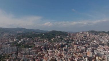 Tepe arazisindeki yerleşim yerinin üzerinden uçuyor. Metropolis 'teki yoğun şehir gelişimi. Barselona, İspanya.