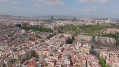 Metropolis 'teki şehir merkezinin üzerinde ilerliyorlar. Binaların ve Ciutadella Park 'ın panoramik görüntüsü. Barselona, İspanya.