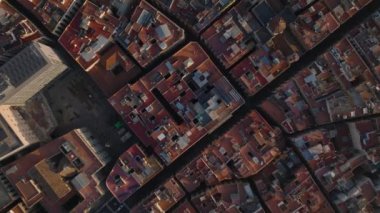 Şehrin tarihi semtindeki binaların tepesinden aşağı doğru. Kırmızı çatılar ve çatı terasları. Barselona, İspanya.