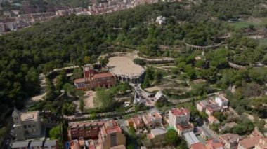 Park Guell 'deki Yunan Tiyatrosu' nun hava manzarası. Yeşil ağaçları ve tarihi işaretleri olan dekoratif bir park. Barselona, İspanya.