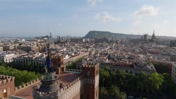 在历史性的地标上飞来飞去 卡斯尔德尔斯特雷斯龙 从空中俯瞰城市和港口的历史建筑 西班牙巴塞罗那 — 图库视频影像