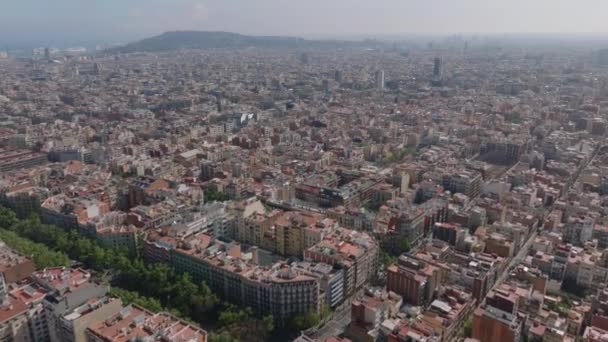 大都市城市发展的空中全景 在市区的建筑物上方飞翔 朦胧的阳光映衬下的景色 西班牙巴塞罗那 — 图库视频影像
