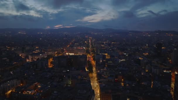 Terbang Atas Kota Malam Cityscape Dengan Jalan Jalan Diterangi Dan — Stok Video
