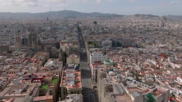 大都市の空中パノラマビュー 歴史的な建物の上を飛ぶと街の中心部に長い直線通り スペインのバルセロナ — ストック動画