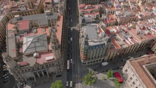 具有炮塔的历史建筑沿着长直街的高角形视图 城市景观的倾斜揭示 西班牙巴塞罗那 — 图库视频影像