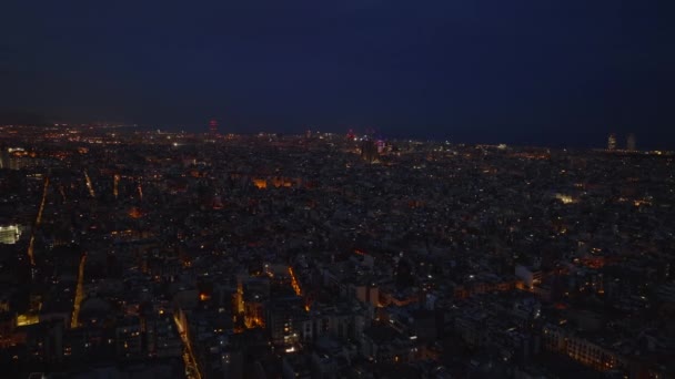 大都市の空中パノラマ夜景 暗い青空の下で通りや建物 スペインのバルセロナ — ストック動画