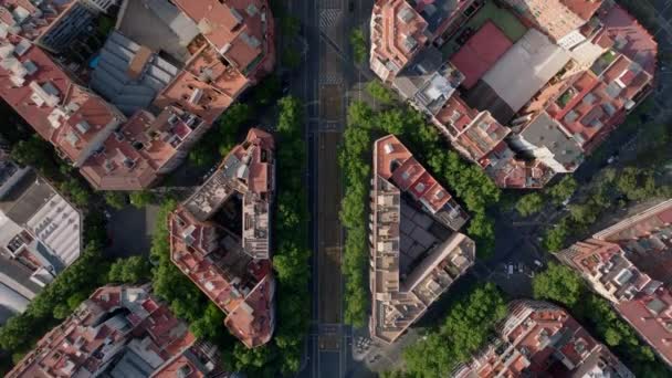 Nagranie Odgórnego Panningu Ulic Zwykłych Bloków Mieszkalnych Miejskiej Dzielnicy Barcelona — Wideo stockowe