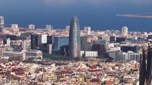 現代の都市のバラ トーレ グロールズの超高層ビルの高層ビルの空中ズームビュー サグラダファミリアの長い永続的な建設中のクレーンを明らかにする スペインのバルセロナ — ストック動画