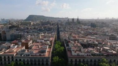 Metropolis 'in altın saatindeki panoramik manzarası. Eski kasaba bölgesinde, düz caddenin üzerinde uç. Barselona, İspanya.