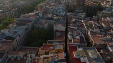 Şehir merkezindeki apartmanların yüksek açılı manzarası. Bazilika kulesini ve şehir manzarasını yukarı kaldır. Barselona, İspanya.