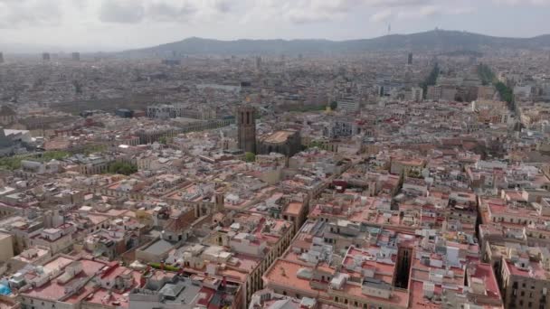 大都市の空中パノラマビュー 歴史的な家 ランドマークや密な牽引開発 スペインのバルセロナ — ストック動画