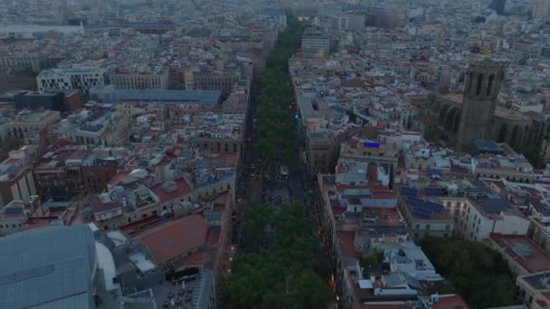무렵에는 거리를 건물들 공중에서 모습을 드러냈습니다 Dense 타워와 역사적 스페인 — 비디오