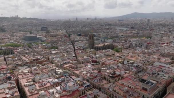 大都市の上を飛ぶ 美しい歴史的な都市地区に建物 曇り空の街 スペインのバルセロナ — ストック動画