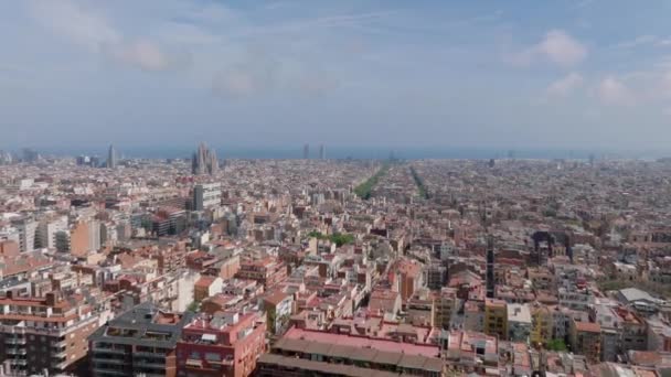 大都市の空中パノラマビュー 都市の自治区と水平線上にオープン海の建物 スペインのバルセロナ — ストック動画