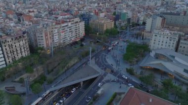 Placa de Lesseps 'teki kavşaktan geçen araçların yüksek açılı görüntüsü. Şehirdeki ulaşım altyapısının modern tasarımı. Barselona, İspanya.