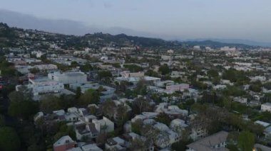 Alacakaranlıktaki yerleşim yerinin havadan görünüşü. Gün batımından sonra şehrin üzerinde uç. Los Angeles, Kaliforniya, ABD