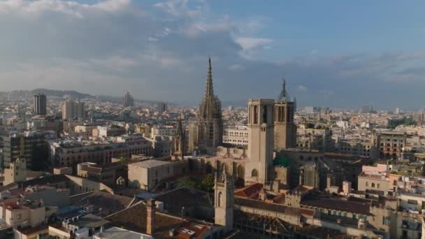 歴史的な都市の四半期における苗木の空中上昇映像 バルセロナ大聖堂の塔 スペインのバルセロナ — ストック動画