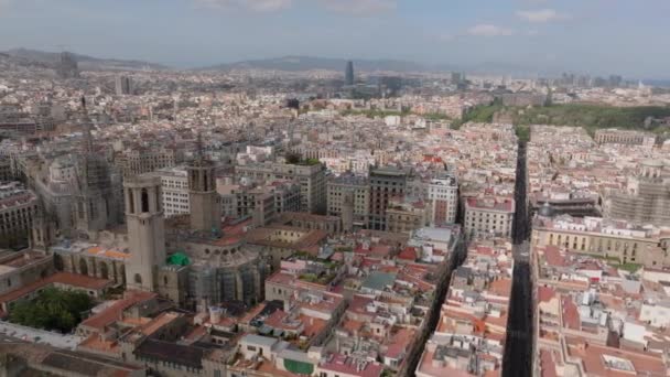 バルセロナ大聖堂周辺の都市のバラの空中映画撮影 有名なラ サグラダ ファミリアと背景に現代的な高層ビルがある街の風景 スペインのバルセロナ — ストック動画