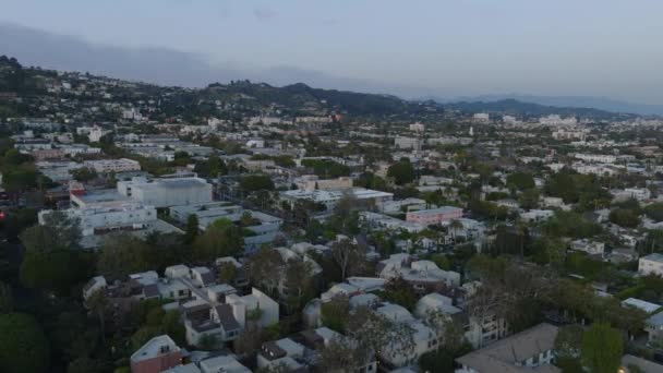 Letecký Pohled Obytné Městské Čtvrti Soumraku Letět Nad Městem Západu — Stock video