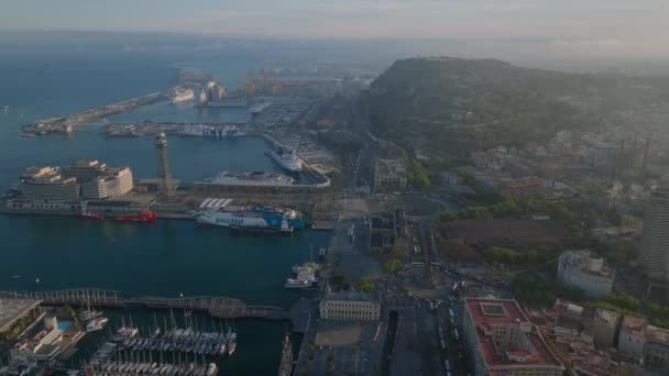 Şehirdeki Deniz Kıyısında Ilerliyorlar Arka Planda Rıhtımlarda Demirli Tekneler Vinçler — Stok video