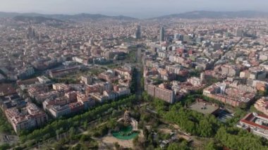 İleri, Metropolis 'in üzerinde uçar. Çeşme ve şelale ile Parc de la Ciutadella, uzun düz cadde ve çeşitli binaların blokları. Barselona, İspanya.