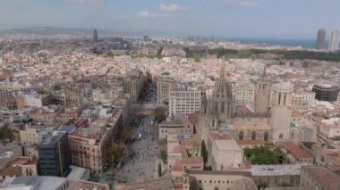 Metropolis 'in tarihi bölgesinin güzel hava görüntüleri. Barselona 'nın Gotik Katedrali' nin etrafında dolaş. Barselona, İspanya.