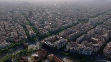 Büyük şehrin hava panoramik görüntüleri. Şehir merkezindeki tipik apartman blokları. Altın saatinde güneş ışığına karşı görüş. Barselona, İspanya.
