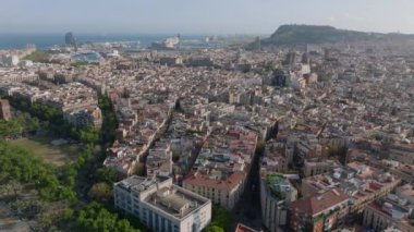 Büyük şehrin altın saatindeki panoramik görüntüsü. Şehir merkezinde şehir gelişimi ve arka planda liman. Barselona, İspanya.