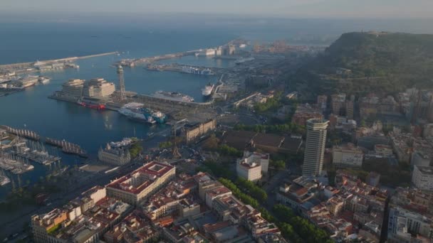Limanın Şehrin Rıhtımındaki Işlek Yolun Havadan Görünüşü Altın Saat Güneşiyle — Stok video